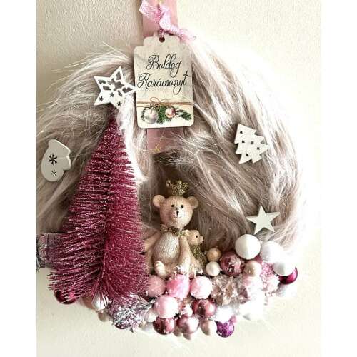 Rózsaszín macis karácsonyi ajtódísz díszekkel és dekorációkkal