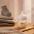Philips AVENT Natural Response 125 ml-es cumisüveg tejjel töltve, meghitt környezetben