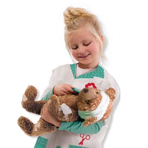 Dijete se igra liječnika s SES Doktorskim setom, pregledava medvjedića