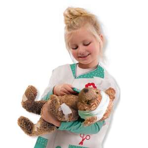 Kind spielt Arzt mit SES Doktorset, untersucht Teddybär - SES Creative