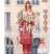Nő, aki Lanvin Modern Princess Blooming parfümöt visel, virágrendezésen ül