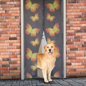 Plasă magnetică de țânțari STR cu model fluture - Negru, instalată pe o ușă cu un câine care trece prin ea - STR