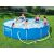 Familie care se bucură de piscina cu cadru metalic Bestway Steel Pro