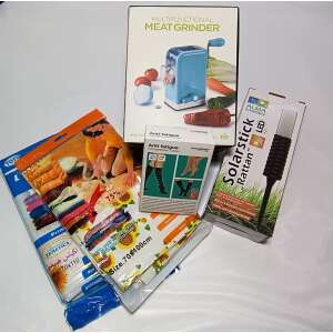 Why Not? termékcsomag 11, tartalmaz egy kézi húsgépet, egy pár kompressziós harisnyát, egy napenergia rudat és egy készlet vákuumtasakot - Ajándék kütyü