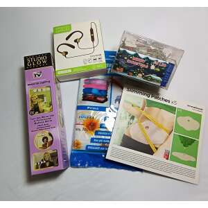 Why Not? termékcsomag 17, tartalmaz egy sminktükröt világítással, vezeték nélküli fülhallgatót, karácsonyi fényfüzért, fogyasztó tapaszokat és egy Prima Ermetica terméket - Ajándék kütyü