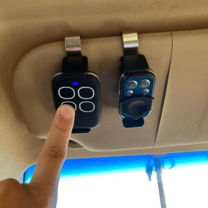 Držiak na diaľkové ovládanie montovateľný na slnečnú clonu 145427524 - Organizéry do áut