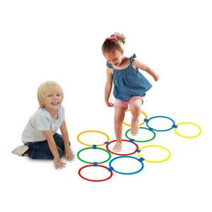 Deti sa hrajú s farebnými obručami na skákanie, skákanie pre deti, hra na vonku a vnútri, rozvíja rovnováhu a koordináciu - Šport a voľný čas