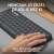 Hand tippt auf Logitech Pebble Keys 2 K380s drahtlose Tastatur