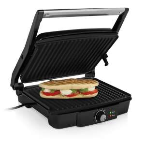 Tristar GR-2853 Kontaktgrill geöffnet, Grillplatten und ein Panini-Sandwich sichtbar - Tischgrills