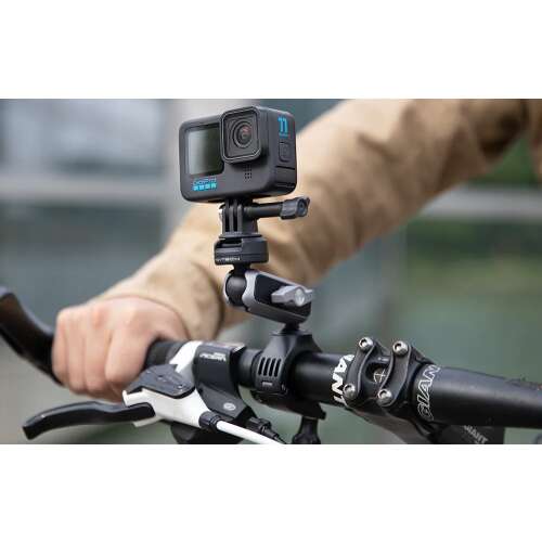 Suport PGYTECH P-GM-222 pentru ghidonul bicicletei pentru camere de acțiune, prezentat montat pe ghidonul unei biciclete cu o cameră GoPro atașată
