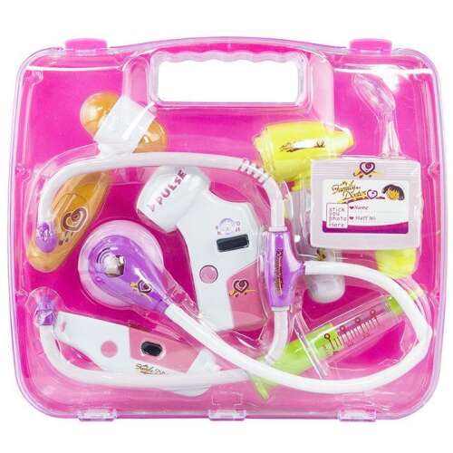 Rózsaszín orvosi készlet bőröndben sztetoszkóppal, hőmérővel, otoszkóppal, kalapáccsal, vérnyomásmérővel, fecskendővel, fül-orr-gégészeti tükörrel lámpa, és orvosi jelvény