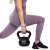 Žena robí výpady so Springos 6 kg kettlebell, čierna