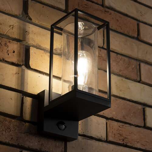 Vonkajšie nástenné svietidlo Lutec s pohybovým senzorom inštalované na tehlovej stene