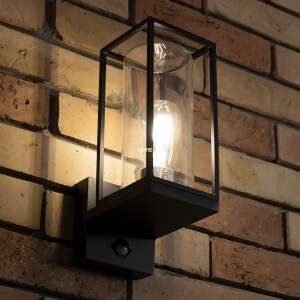 Lutec zewnętrzna lampa ścienna z czujnikiem ruchu zamontowana na ceglanej ścianie - Zewnętrzna lampa ścienna