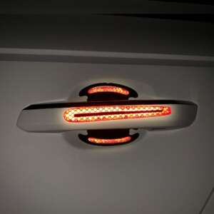 Kwmobile car door handle protector with reflective strip, black/red, ABS, 54690.02, installed on car door - Vehicle & Part