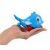 Kék műanyag játékhal propellerrel a kézben