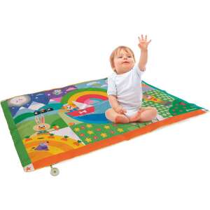Baba játszik a Clementoni Baby Friends Soft Playmat-on, a szőnyeg méretét és kényelmét mutatja - Clementoni