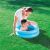 Mutter und Baby spielen im blauen Bestway 61x15cm aufblasbaren Pool