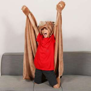 Kanguru Bear viselhető pléd gyerekeknek, barna mackó mintával, kapucnival és mancsos kesztyűvel, gyermek viseli a takarót és felemeli a karjait - Babatakaró