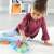 Kind spielt mit Learning Resources Spike der Igel Puzzle Playmate, 2-in-1-Spielzeug, Formensortierer und Puzzle, 11 Teile, für Kinder ab 18 Monaten