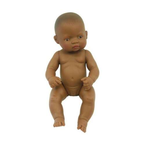 Кукла Miniland Latin-American Baby Doll Girl 32 cm, кафява кожа, седнала, на бял фон