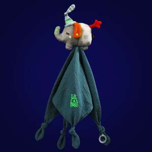 Pluszowa zabawka Fehn Doudou Elephant z niebiesko-białą czapką w paski i czerwonym ogonem, wisząca na niebieskim muślinowym materiale z pierścieniem - Fehn