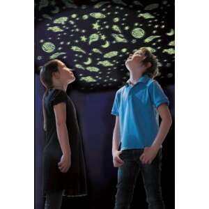 Gwiazdy i planety świecące w ciemności na suficie, dzieci patrzą w górę - Dekoracja pokoju dziecięcego