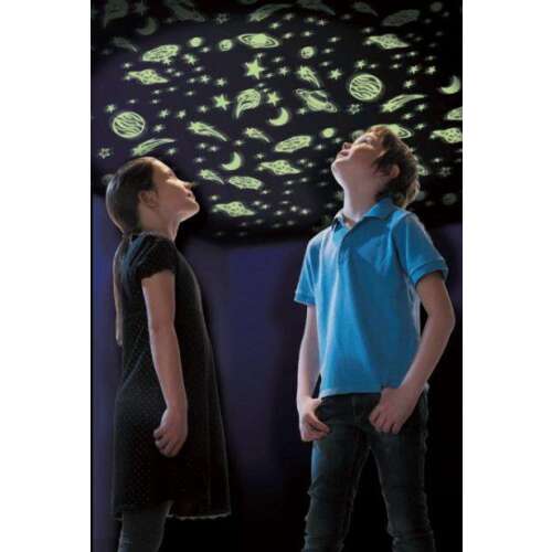 Gwiazdy i planety świecące w ciemności na suficie, dzieci patrzą w górę