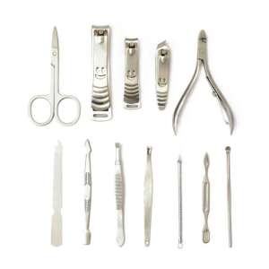 12 részes manikűr és pedikűr készlet, amely tartalmaz körömvágó ollót, reszelőt, körömkaparót, csipeszt és egyéb eszközöket, fekete bőr tokban - Manikűrkészlet