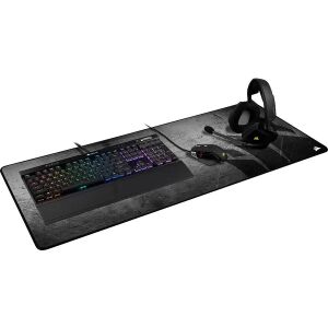 Corsair MM350 PRO Extended XL egérpad használat közben billentyűzettel, egérrel és fejhallgatóval egy asztalon. - Corsair