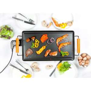 Domo DO8308TP elektromos teppanyaki grill étellel, a grill felület, a fogantyúk és a tápkábel látható - Domo