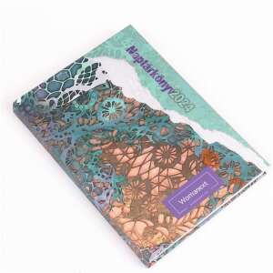 Kalendarz Womanext 2024, cytaty motywacyjne dla kobiet, planer tygodniowy, podsumowanie finansowe, 256 stron, biały papier z szarym nadrukiem, zakładka, perforacja narożna, 4C laminowana okładka papierowa z lakierem 3D - REALSYSTEM