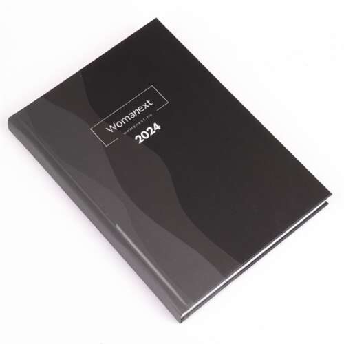 Womanext 2024-es naptár, fekete borító absztrakt mintával