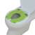 Zöld béka alakú WC szűkítő kisgyermekeknek, fehér WC ülőkén, közeli kép
