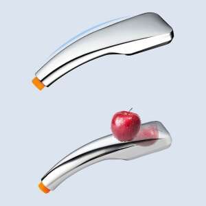 Duș cu apă care curge din el, arătând dimensiunea și forma capului - Cap de duș