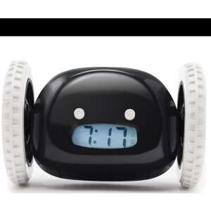 Schwarzer rollender Wecker mit weißen Rädern, zeigt 7:17 Uhr, auf weißem Hintergrund - Innenarchitektur