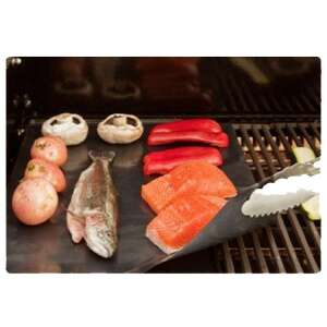 Covor de grătar antiaderent cu somon, legume și cartofi pe grătar - Foi de copt rezistente la căldură