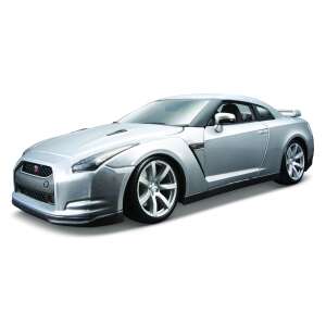 Bburago 1/18 méretarányú Nissan GT-R modell autó ezüst színben, elülső nézet - Bburago