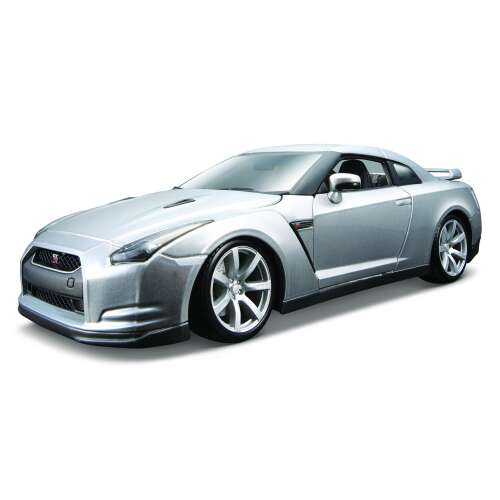 Bburago 1/18 méretarányú Nissan GT-R modell autó ezüst színben, elülső nézet