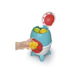 Clemmy Weltraumrakete Sinnesspielzeug mit weichen Bausteinen, eine Kinderhand legt einen Baustein in die Rakete - Clementoni Entwicklungsspiele für Babys