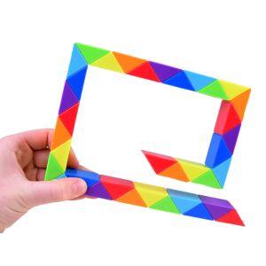 Magisches buntes Schlangenpuzzle in der Hand, farbenfrohes Schlangenpuzzle-Spielzeug - Ramiz