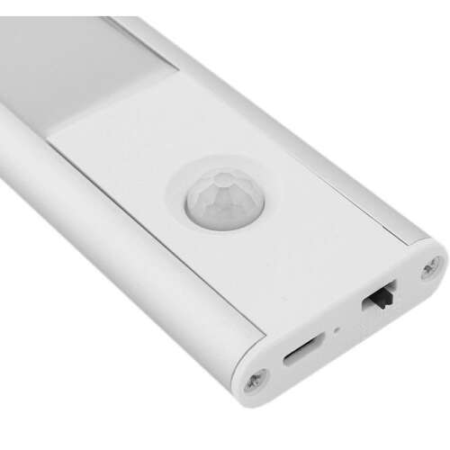 Detailný záber na LED svetlo Welora® s pohybovým senzorom, zobrazujúci senzor, USB nabíjací port a detaily montáže