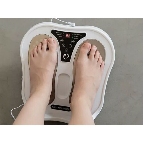 Masażor electric pentru picioare cu electrostimulare în uz