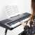 Person spielt auf dem Timeless Tools 61-Tasten Synthesizer-Keyboard