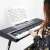 Person spielt auf dem Timeless Tools 61-Tasten Synthesizer-Keyboard