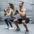 Pár kettlebell guggolást végez Timeless Tools kettlebell-ekkel