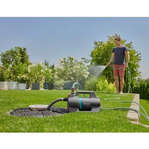 Gardena 4100 Silent garden pump in use, watering garden - Garden
