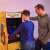 Arcade1Up Pac-Man Deluxe Arcade Machine-t használ egy apa és fia