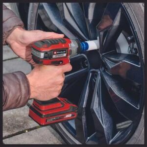 Cheie de impact cu acumulator Einhell IMPAXXO 18V în uz, strângerea piulițelor roților auto - Instrument