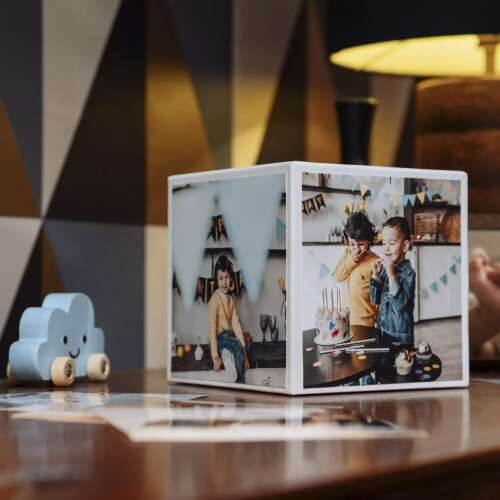 Canon Photo Cube Creative Pack 13x13 Képkeret - Fehér/Narancssárga, használatban, mint fotókocka, gyerekek képeivel - Képkeret
